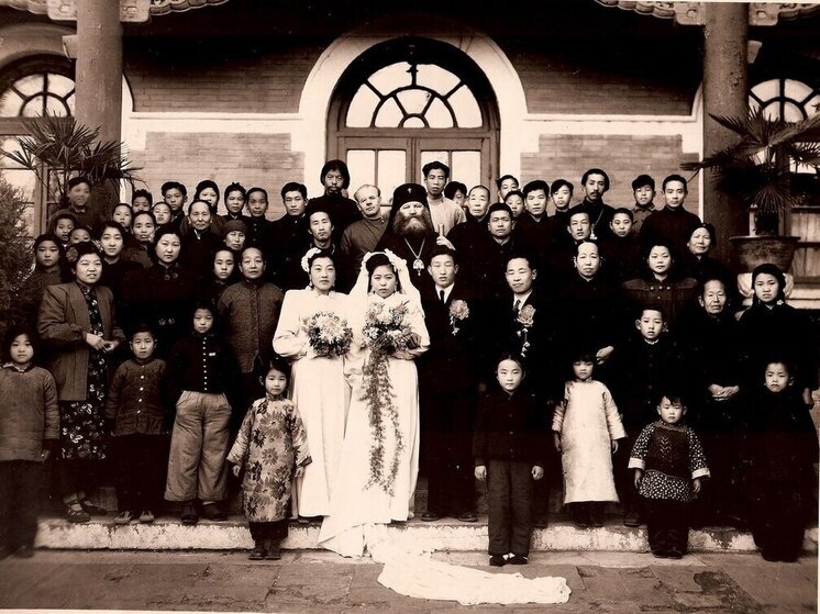     Архиепископ Виктор (Святин) с клиром и прихожанами после венчания.