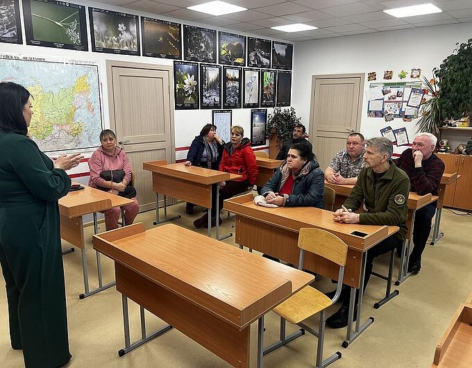 Родители слушают выступление психолога