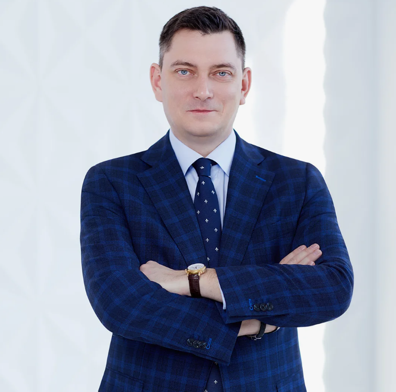 Изображение из свободного доступа: Максим Батырев — предприниматель, бизнес-спикер, автор книг по саморазвитию и управлению бизнесом.