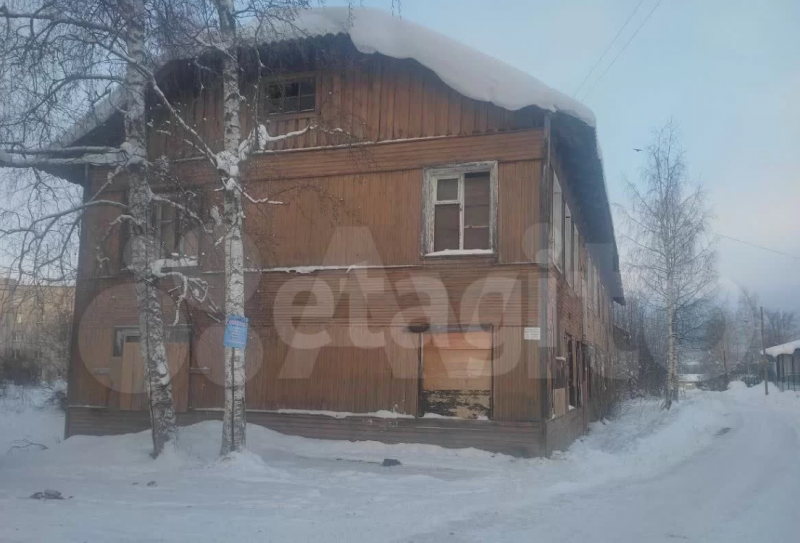    Ветхий двухэтажный дом в Петрозаводске сбывают за 9 млн рублейАвито