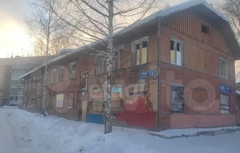    Ветхий двухэтажный дом в Петрозаводске сбывают за 9 млн рублейАвито
