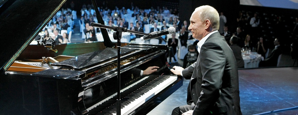    Санкт-Петербург. Владимир Путин играет на рояле на благотворительном концерте. / Алексей Никольский/пресс-служба премьер-министра РФ/ТАСС
