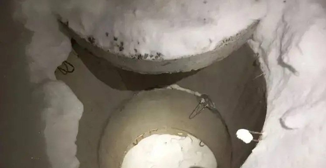 Ребенок госпитализирован после падения в открытый колодец в Сургуте