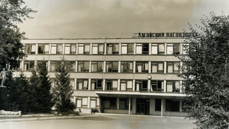    АВЗ. Центральный вход, проходная завода, 80-е гг. ХХ в.. Источник: goskatalog.ru, архив АГКМ