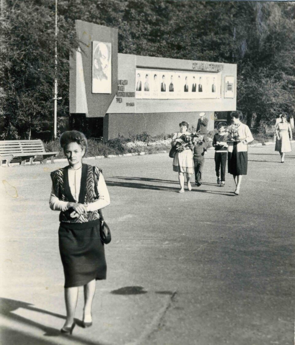    Площадь при ДК АВЗ. Фото с изображением доски почета АВЗ. 90-е годы ХХ века. Фото В. Зырянова. Источник: goskatalog.ru, архив АГКМ