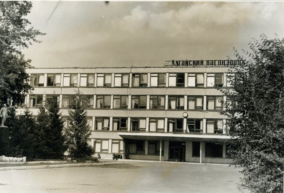    АВЗ. Центральный вход, проходная завода, 80-е гг. ХХ в.. Источник: goskatalog.ru, архив АГКМ