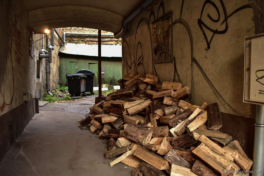 Современный двор старого Вильнюса. 2017 год. Здесь до сих пор отапливаются дровами. Фото: vladimirkrym.livejournal.com