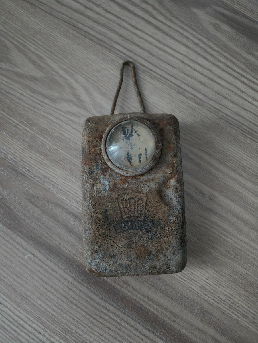 Для иллюстрации муж принёс из гаража когда- то найденный заржавевший фонарик