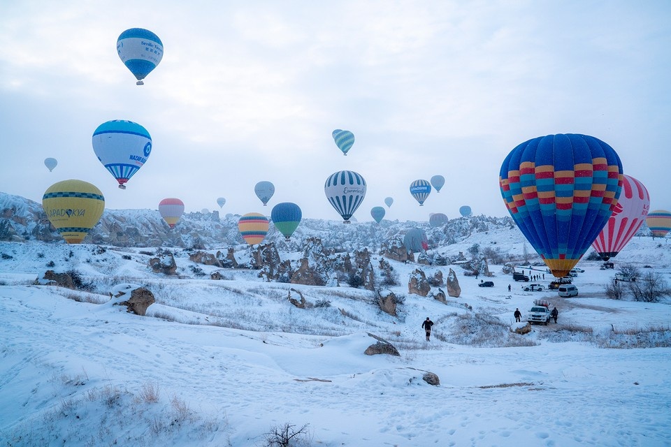    Турция - это не только белоснежные пляжи. В январе 2026-го туристы любуются белыми пейзажами Каппадокии. Фото: Ayten Altintas/Anadolu via Getty Images