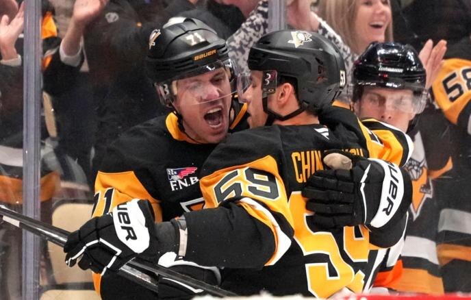 Русские форварды «Питтсбурга» Евгений Малкин и Егор Чинахов. AP Photo/ Gene J. Puskar