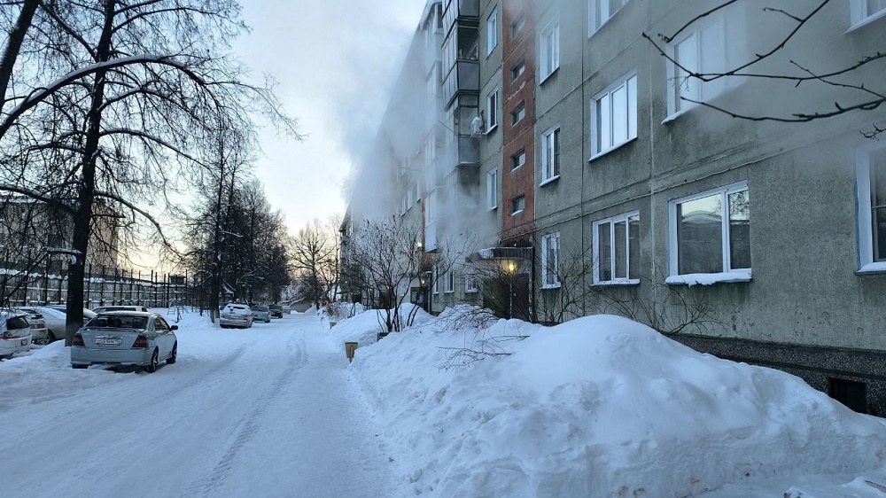    Пар поднимается выше крыши. Фото Анны Зубаревой