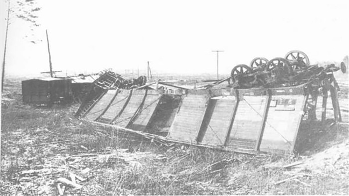 Немецкий поезд, уничтоженный в результате диверсионного акта белорусских партизан, 1943 г.