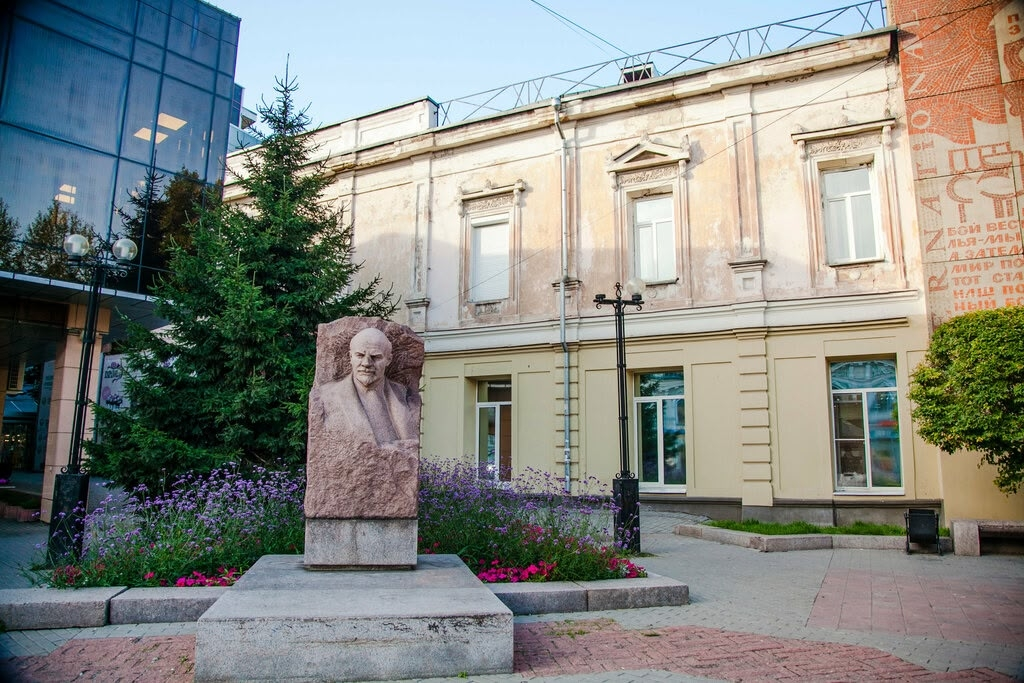 Памятник Ленину на улице Карла Маркса г Иркутска