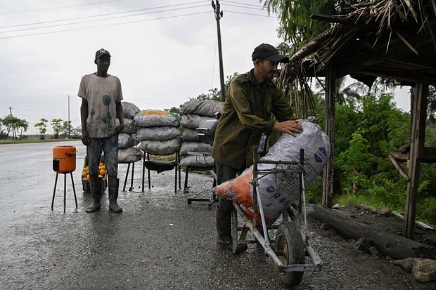    Продажа древесного угля, Гавана, Куба, 12 января 2026 года. Фото: Norlys Perez / Reuters