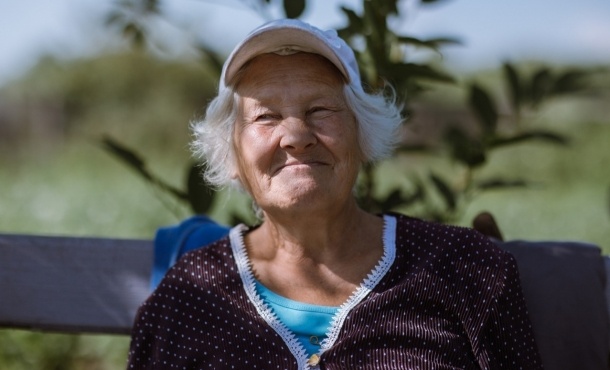 Теперь это наша бабушка! Многодетная семья поселила к себе бездомную пенсионерку