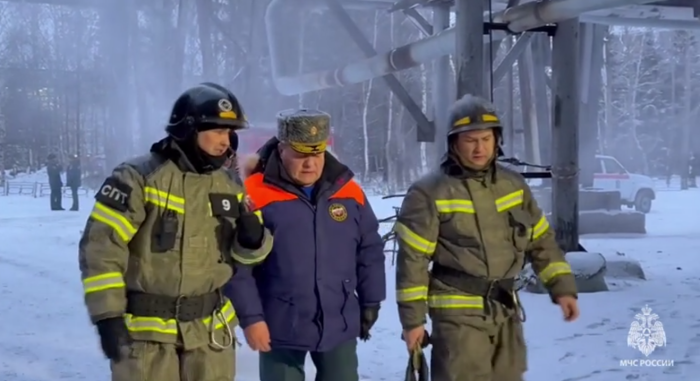 На пожар лично прибыл начальник Главного управление МЧС России по Хабаровскому краю Матвей Гибадулин / Фото: МЧС России по Хабаровскому краю