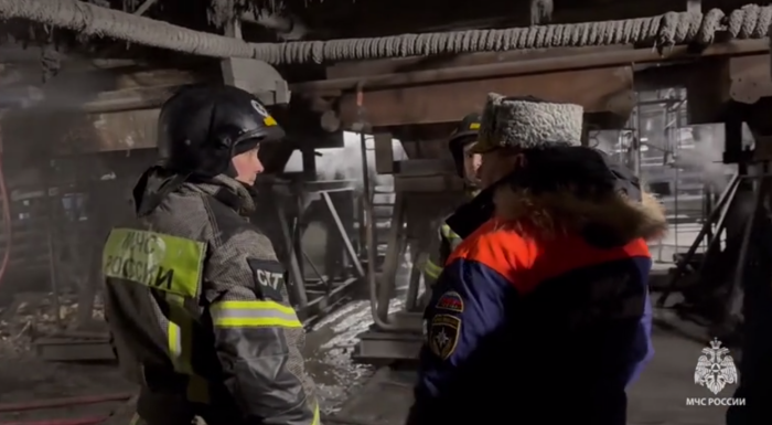 Главный пожарный края Матвей Гибадулин говорит, что бойцы сработали чётко – не допустили распространения огня / Фото: МЧС России по Хабаровскому краю