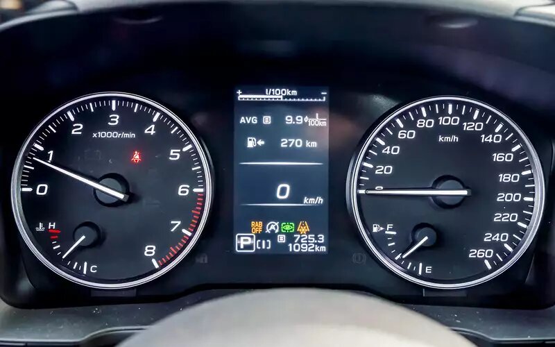 Аналоговая приборка читается идеально, разве что шрифт цифрового спидометра надо было сделать чуть крупнее. Полностью цифровой приборки у Subaru нет – и не нужно.Subaru Forester 2026
📷
