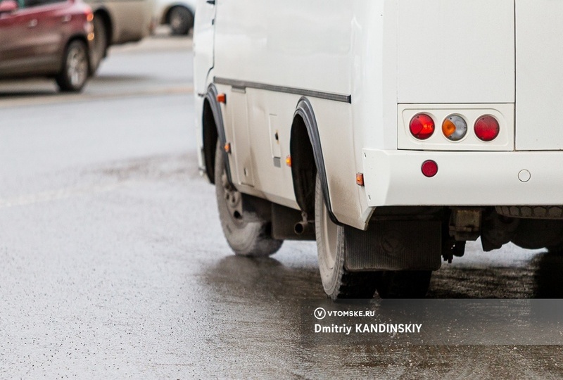 Швырял предметы и набросился на людей: водитель маршрутки принудительно высадил пассажиров в Томске