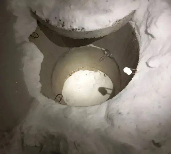 В Сургуте ребенок провалился в открытый колодец