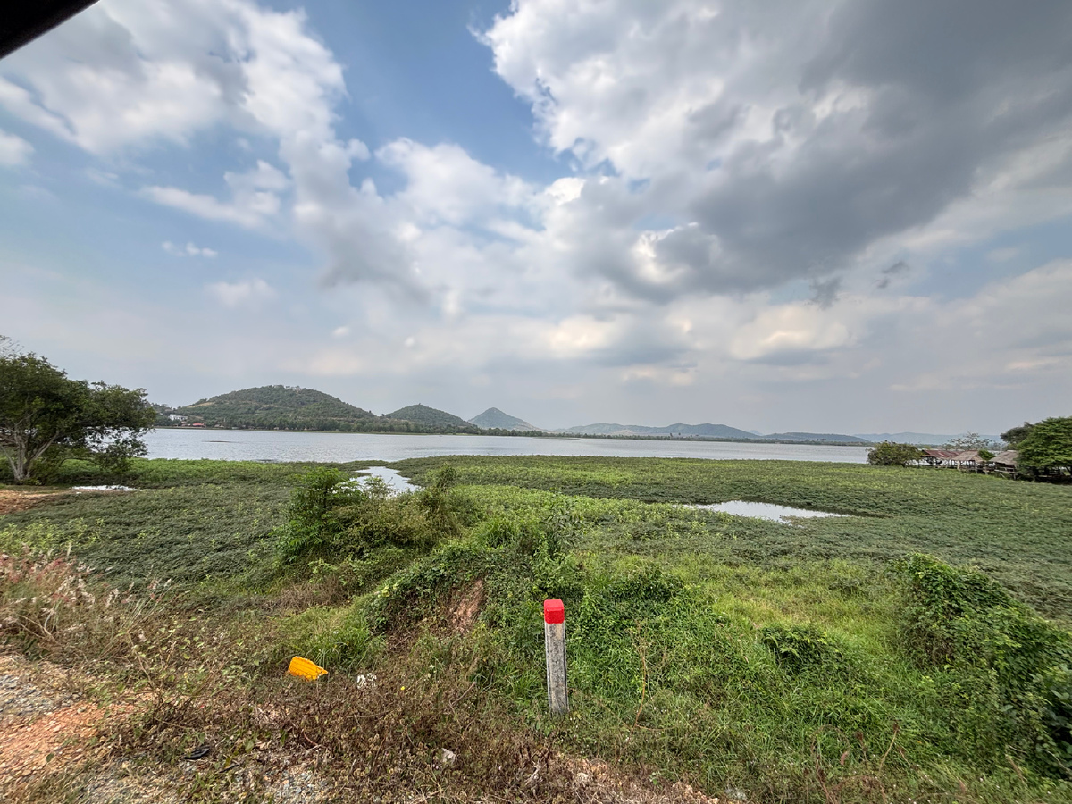 Сегодня — тишина и отражение неба. Когда-то — тяжёлый труд и память, о которой здесь говорят негромко.