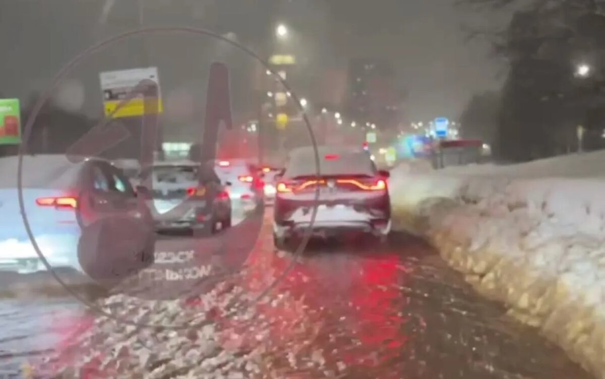    Ул. Союзную затопило в Ижевске из-за повреждения водопровода