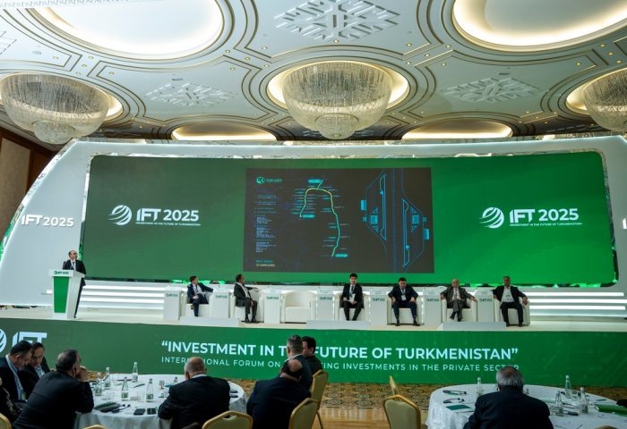 Представитель Ojar Aziýa проводит презентацию проекта строительства автобана Серахс-Мары-Серхетабад на IFT 2025, 18 марта 2025 года, Ашхабад, Туркменистан