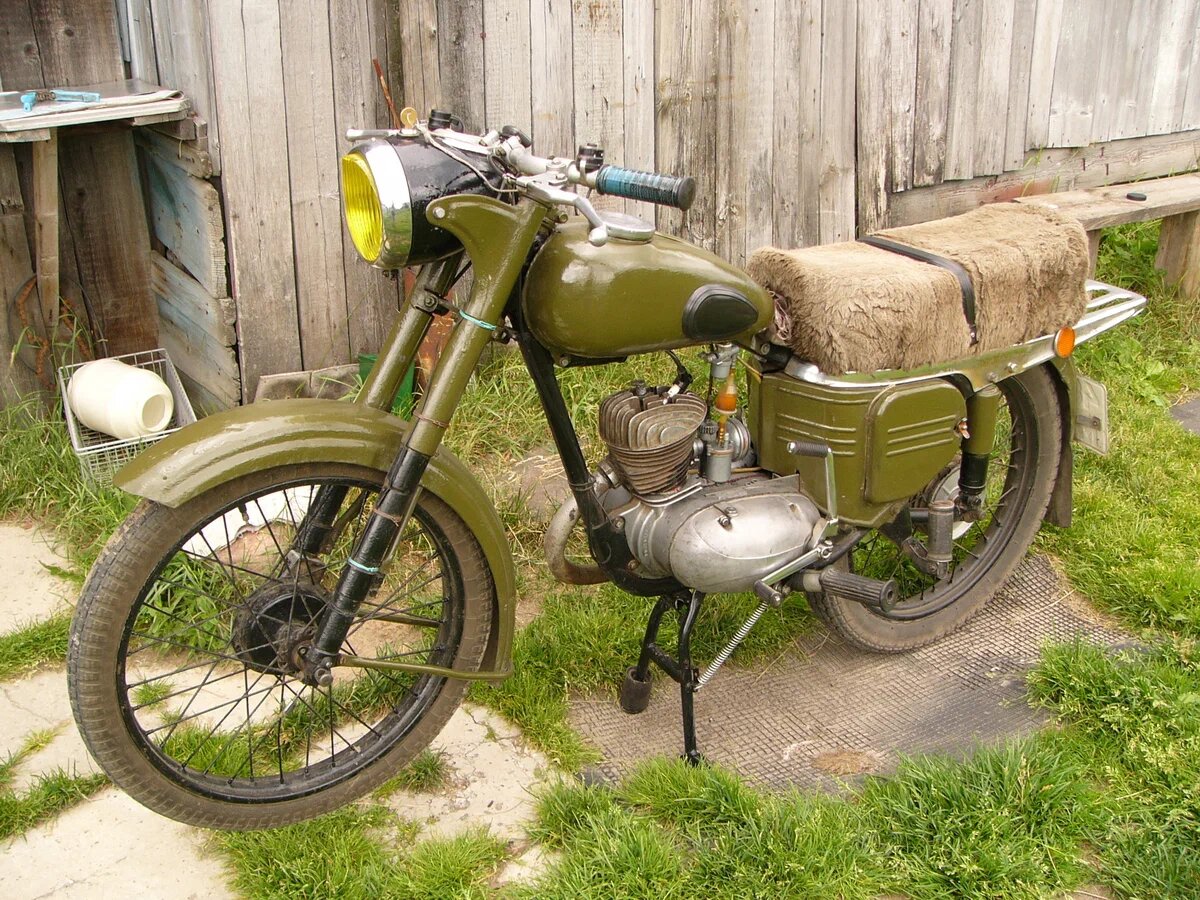 Автор были другую фото «Ковровца» представил. Но, думаю, "Ковровец" К-58 более подходит для армии по цвету. Ибо краска на полигоне была, и автор мог покрасить мотоцикл. Фото из сети.