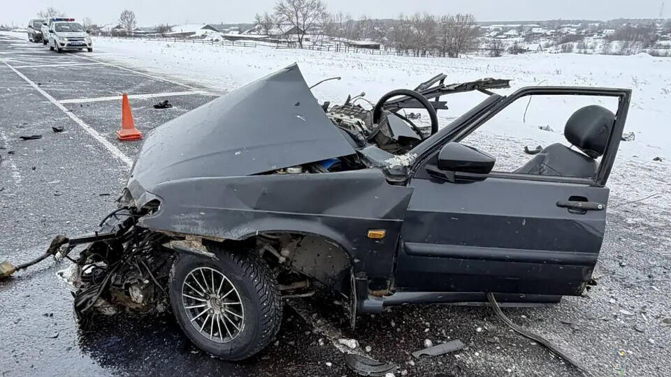     ВАЗ разорвало пополам в ДТП под Кемерово, два человека погибли t.me/Полиция Кузбасса