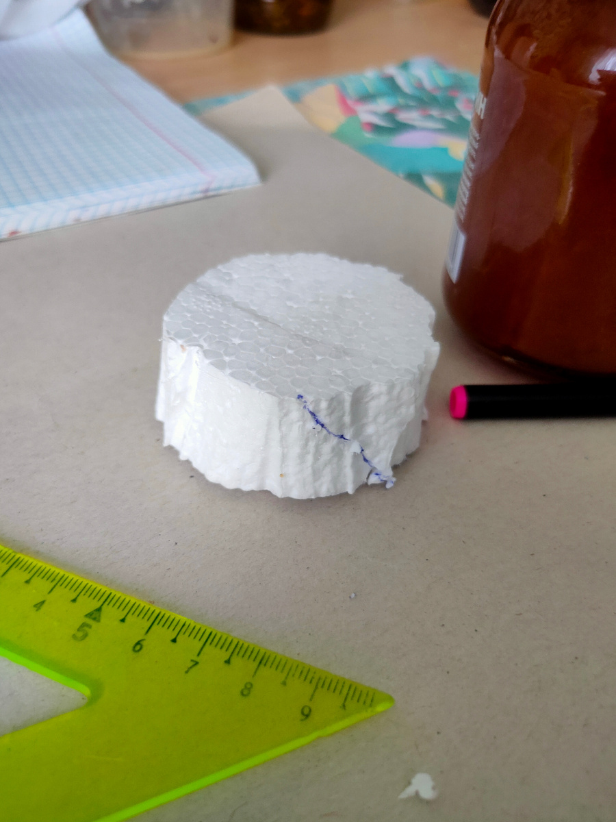 Кусок пенопласта для подставки для зеркала срезали под 45 градусов