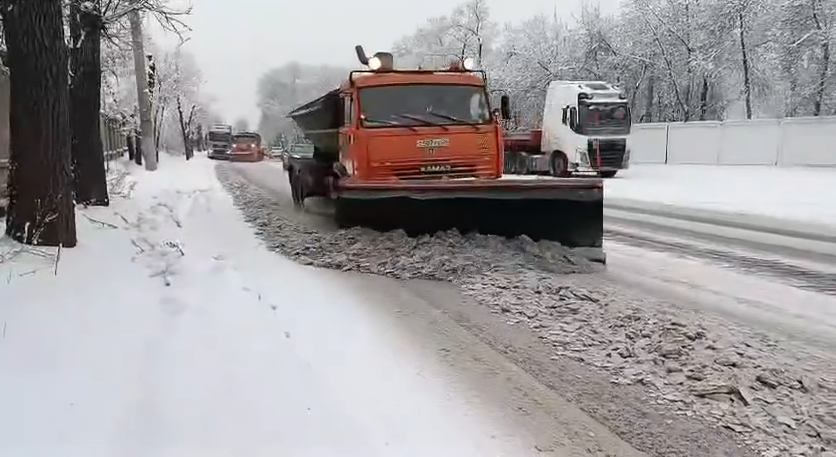     На уборку улиц Красноярска сегодня вышли 206 человек и 80 спецмашин