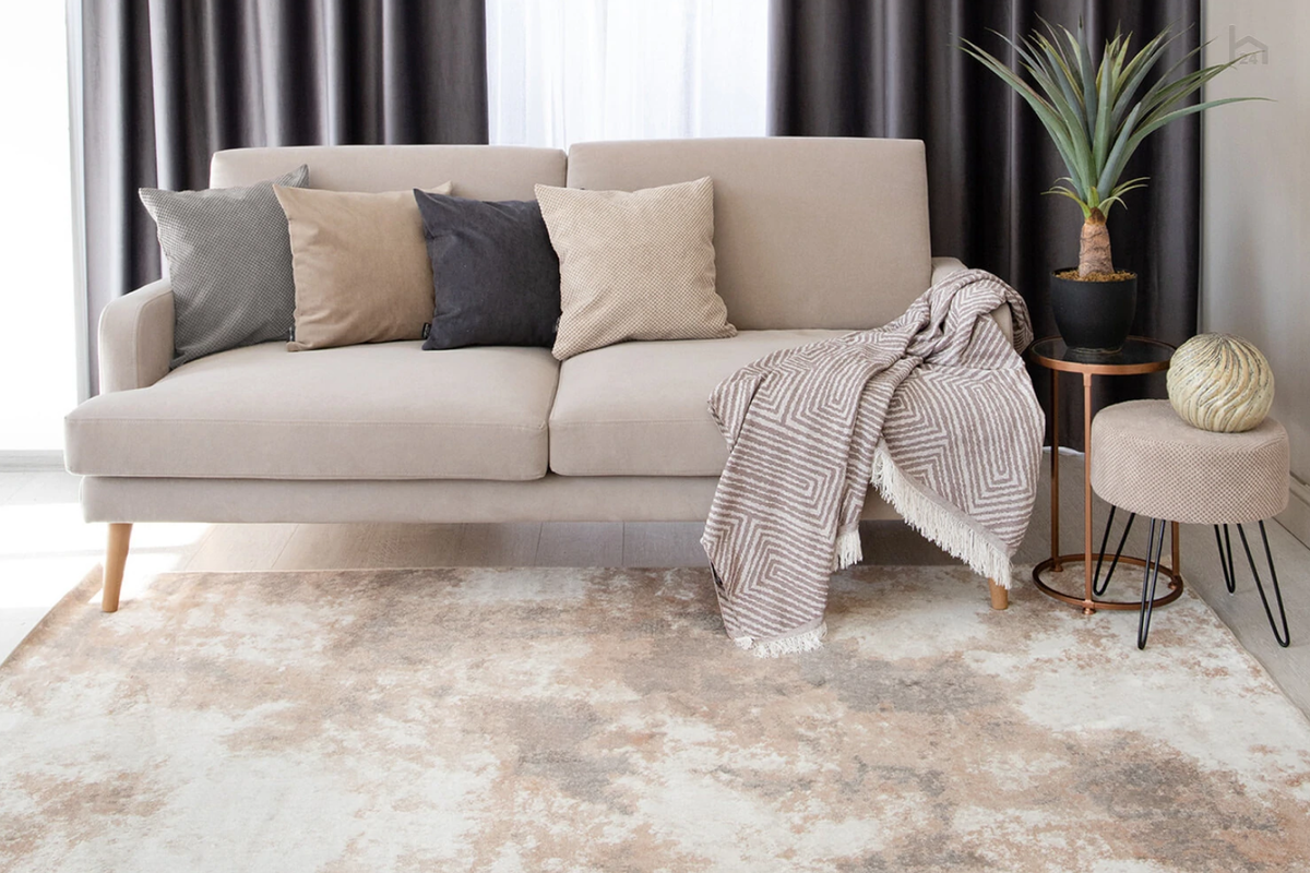 Структурное плетение ковра Berne Vega добавляет комнате объем. Гипоаллергенная вискоза безопасна для детей и животных. Код для поиска ковра Berne Vega на сайте Home24 — 652743.