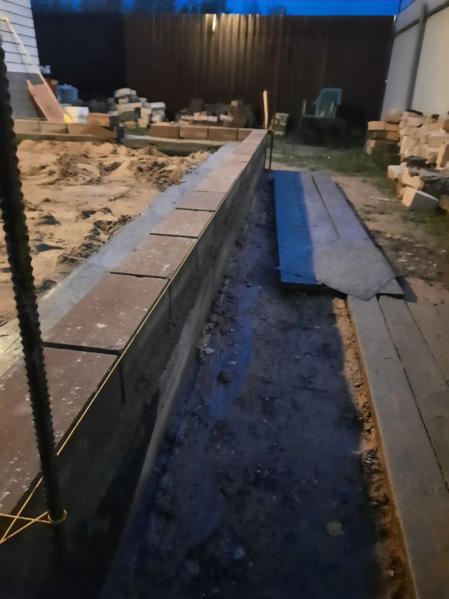 Шнурка также является обязательной на каждый ряд.