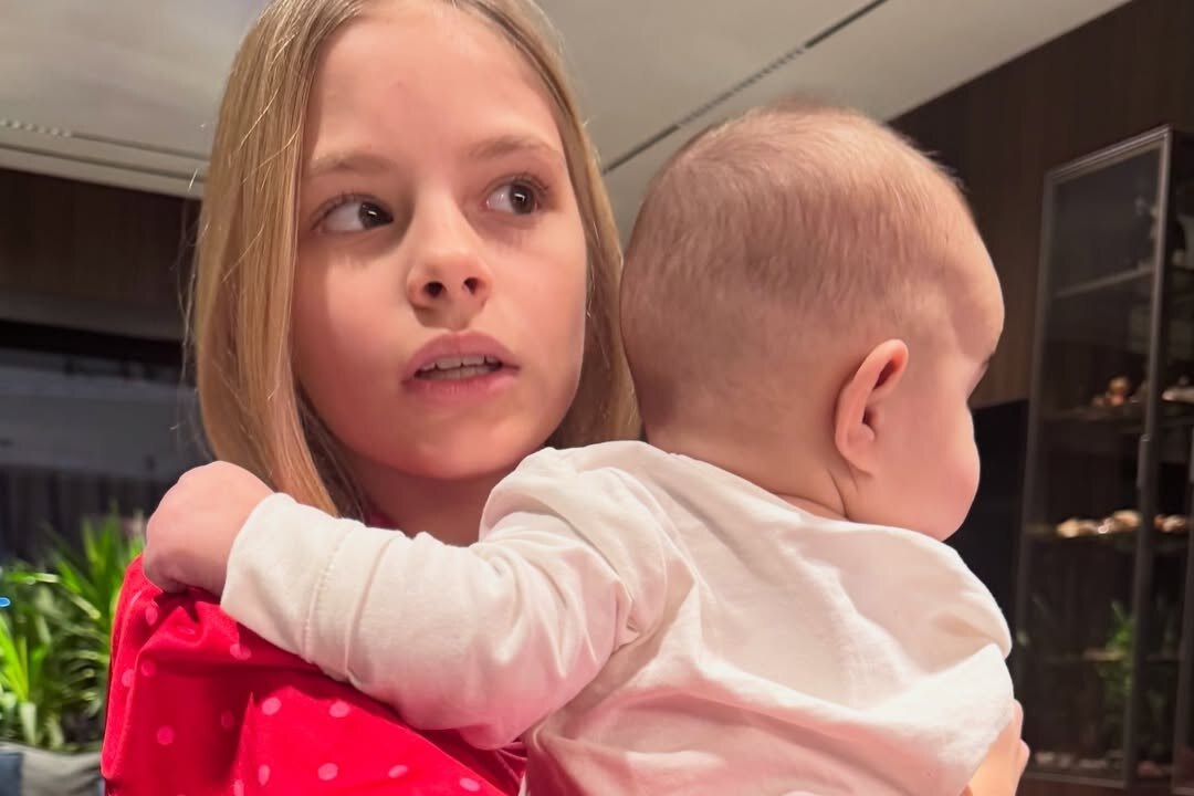     Мать Тимати показала трогательные фото внучки Эммы на руках у сводной сестры Алисы