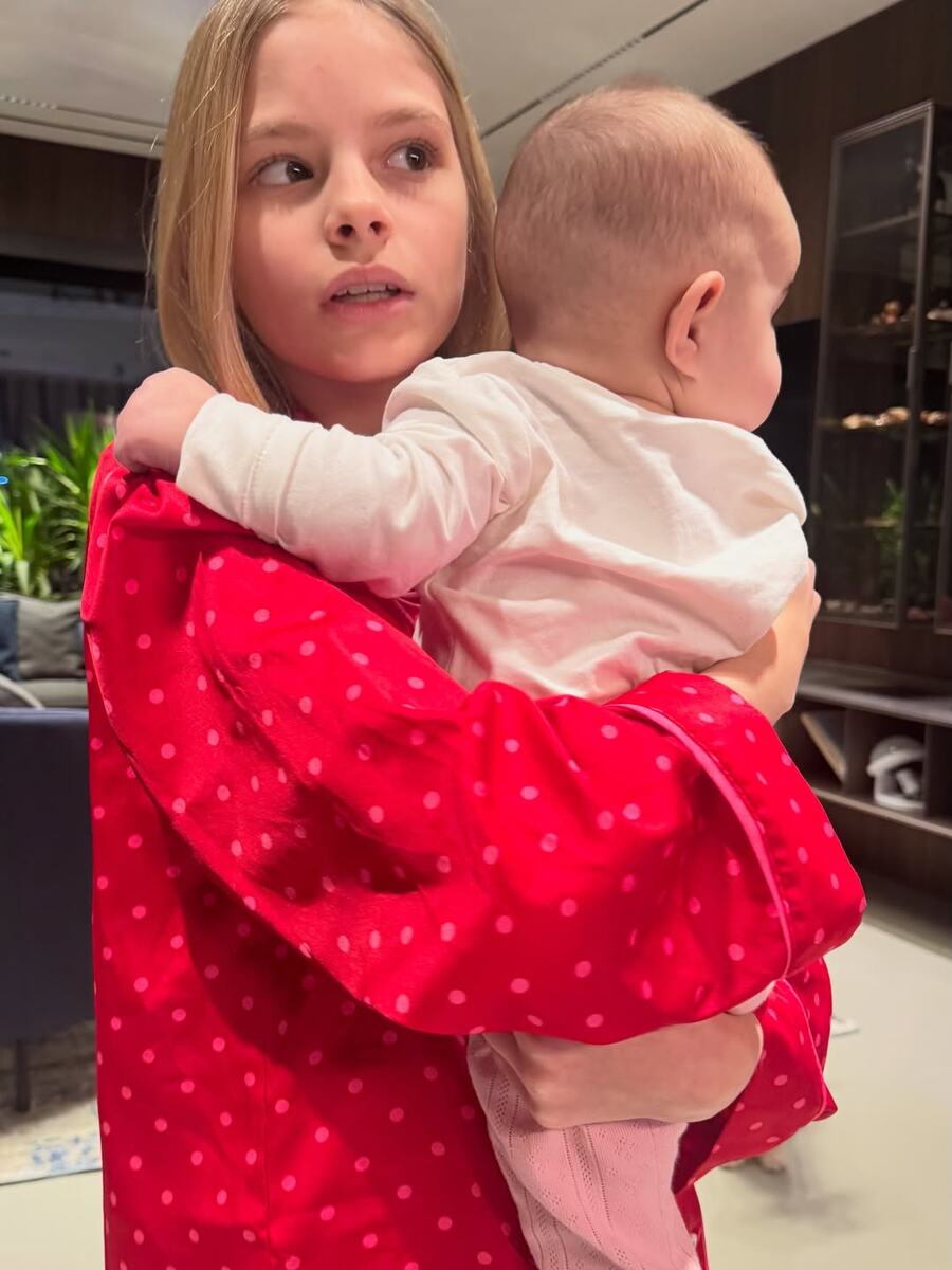    Алиса Юнусова с сестрой ЭммойСоцсети Симоны Черноморской