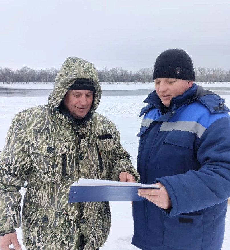 Астраханские Спасатели  проводят рейды на замерзших водоемах