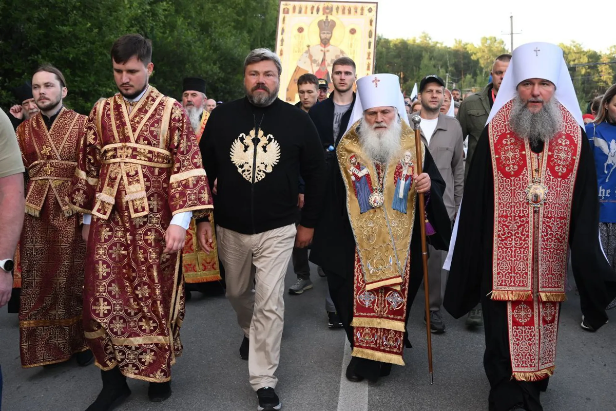 Константин Малофеев во время ночного Крестного хода в Екатеринбурге в годовщину расстрела царской семьи. 17 июля 2025 года