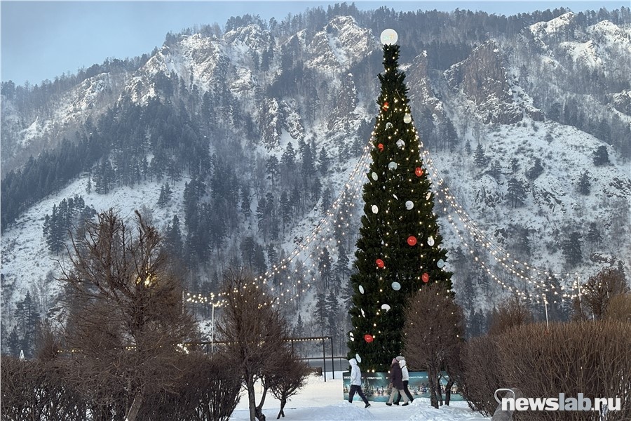 Новогодняя ёлка на набережной в Дивногорске