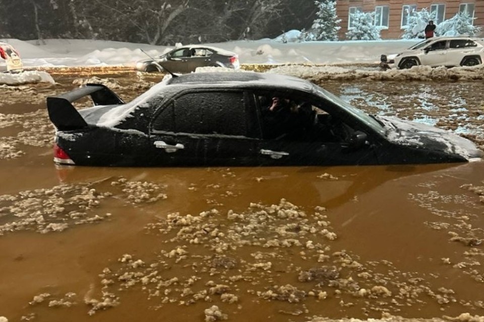    На улице Союзной в Ижевске прорвало чугунный водопровод. Фото: vk.com/typical_izhev