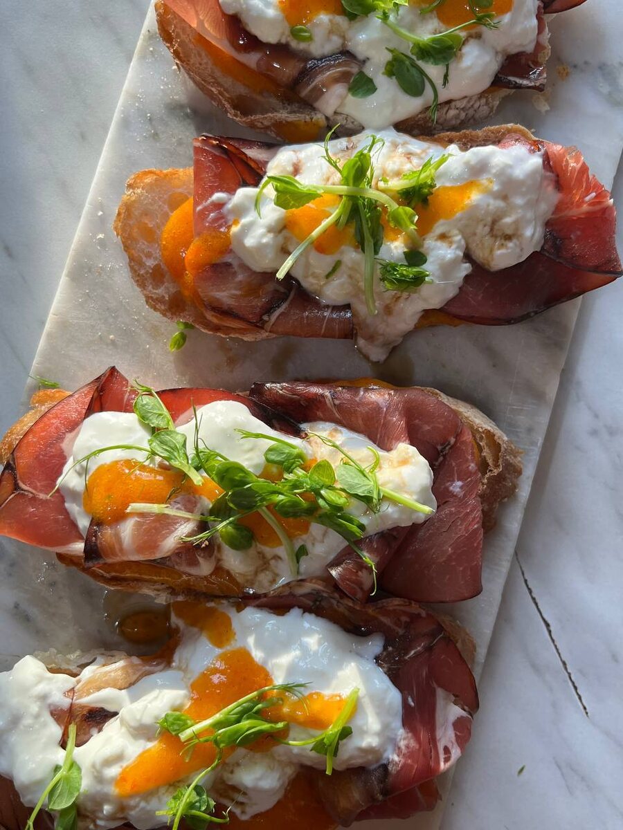 Брускетта с хурмой, хамоном и стречателлой