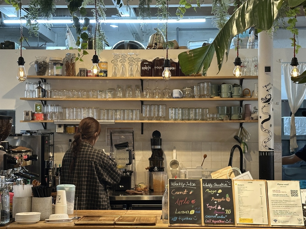 Сотрудники Grain Seoul в Содэмун, западный Сеул, готовят свежевыжатый сок. (Ли Чон Чжу/The Korea Herald)