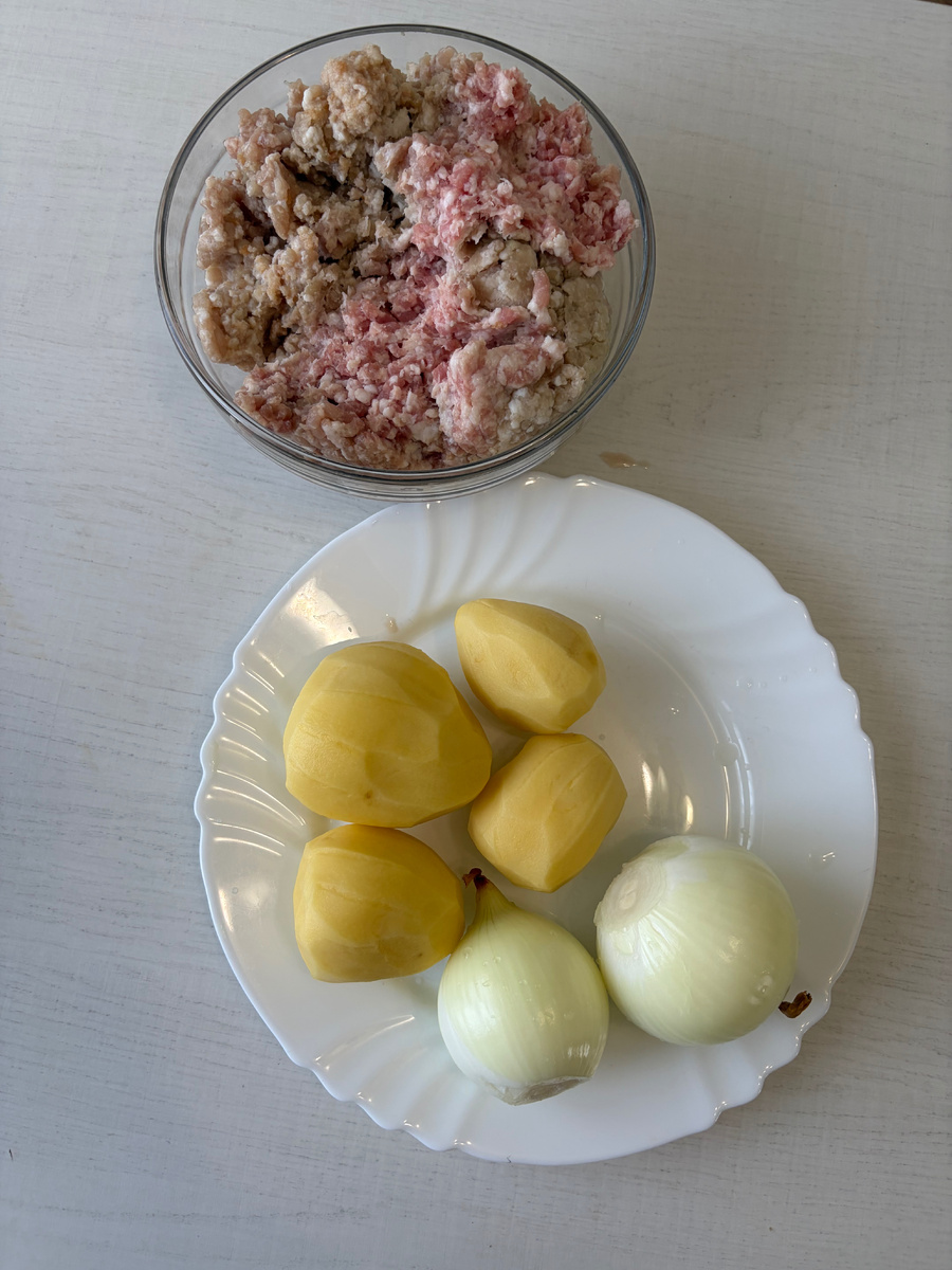Картофель, лук и мясной фарш ( у меня свинина)