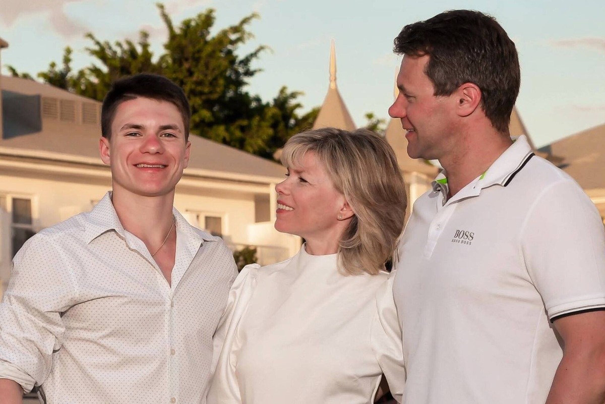     «Мама и папа, вы были моими супергероями»: фигурист Максим Наумов обратился к погибшим в авиакатастрофе родителям