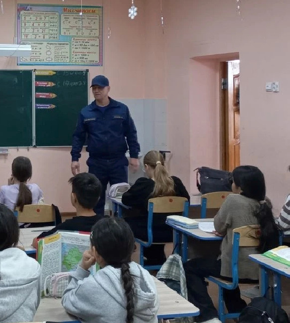 начальник  Наримановской спасательной станции ГКУ "Волгоспас"  Алексей Ситалов встретился со школьниками из с.Волжское