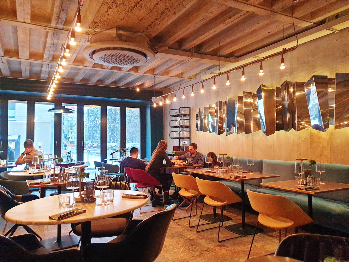 Общий вид нижнего зала ресторана 800°С Contemporary Steak 