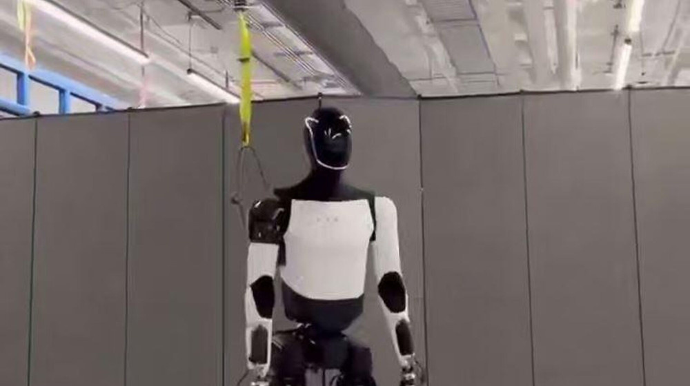    Илон Маск показал робота, но обман раскрылся в секунду