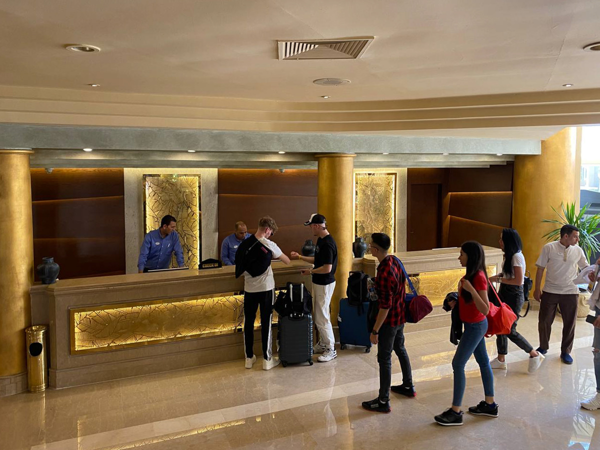 Туристы оставили вещи в отеле и отправились искать приключения.  Фото: ФедералПресс / Анастасия Алимпиева