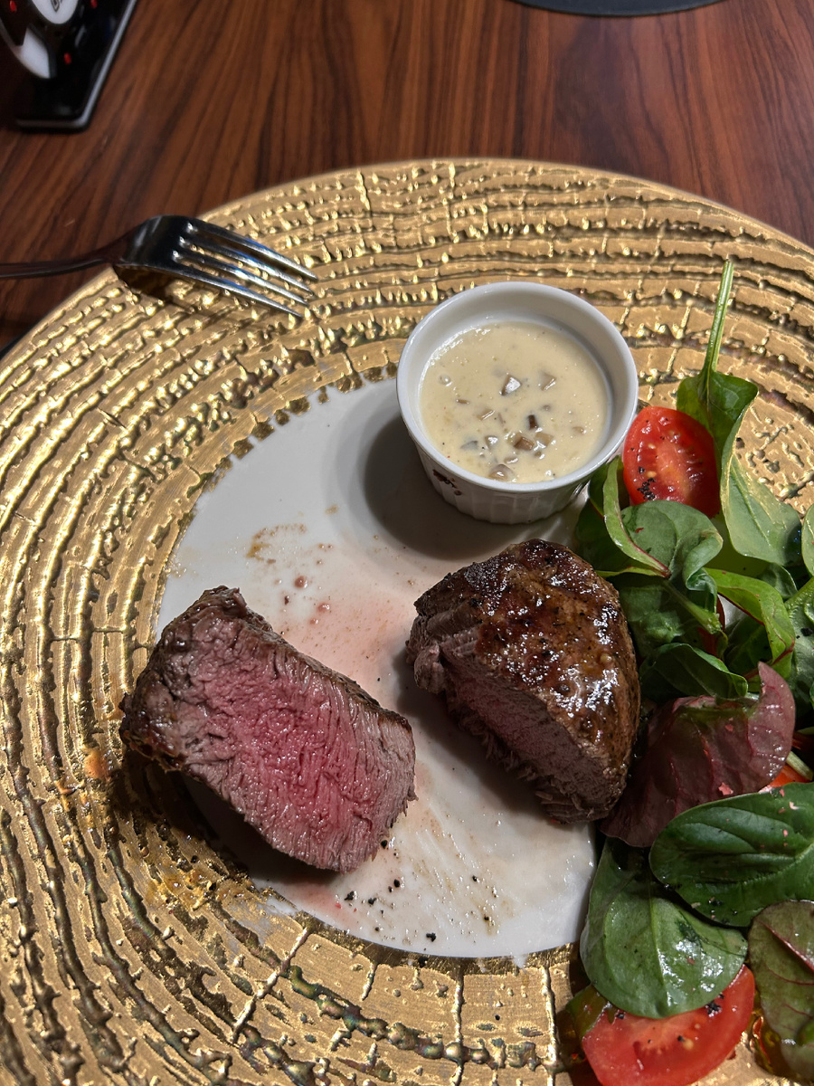 В ресторане так