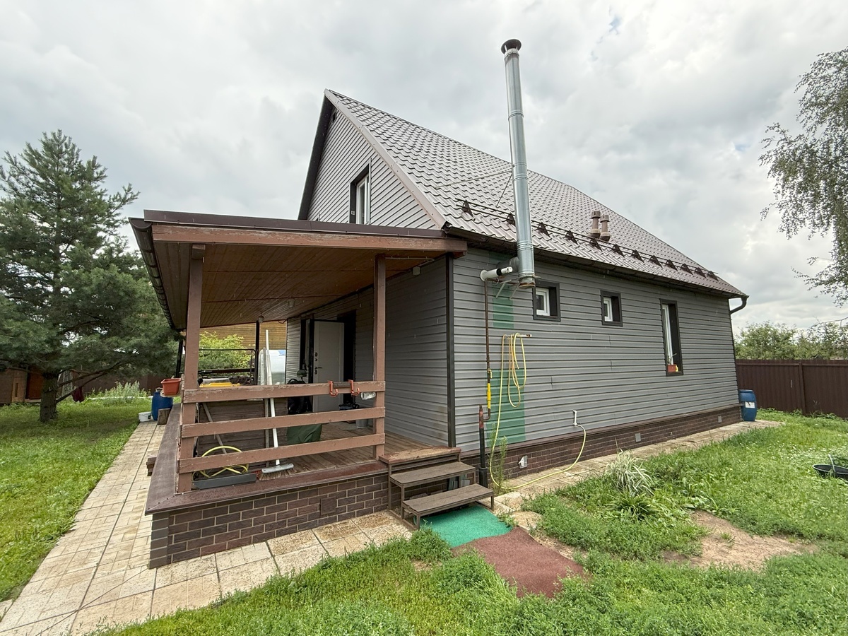 Дом расположен в Подмосковье, площадь 210 кв, м, проживает одна семья. Фото автора.