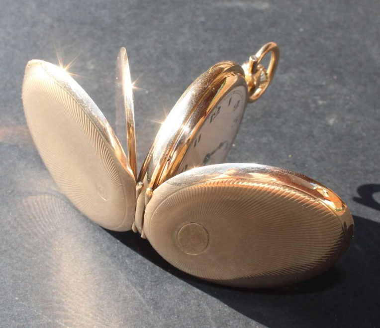 Трехкрышечные карманные золотые часы